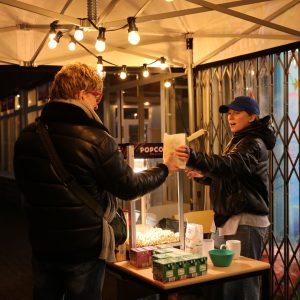 Frau händigt Essen auf dem Theaterfest aus