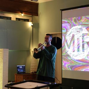 Ein Mann spielt Trompete