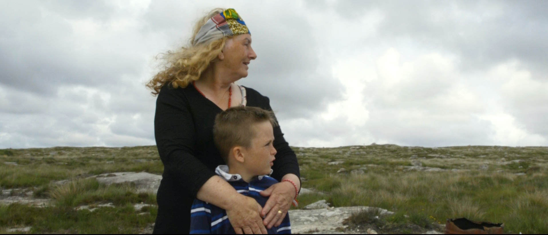 Oma und Enkel auf einem Feld