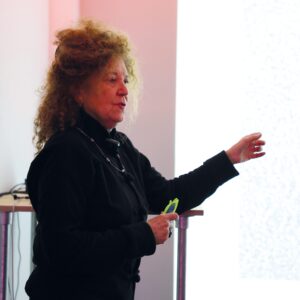 Portraitbild von Dr. Ellen Pearlman, wie sie gerade etwas erklärt