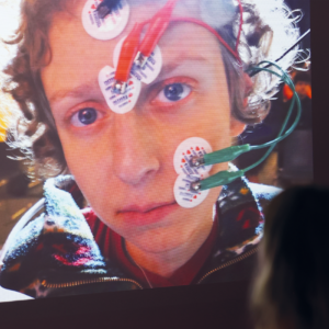 Bild einer Person mit EKG-Sensoren im Gesicht