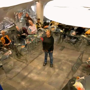 Frau im Raum wurde durch die Software ,,Polycam'' zu einem 3D Modell