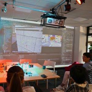 Im Bild ist auf einer Projektionswand