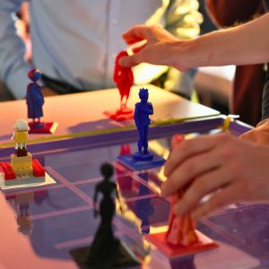 Die Spielfiguren werden auf dem Spielfeld getestet.