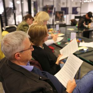 Personen die Musiknoten in der Hand haben