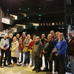 Auf dem Bild stehen ganz viele Menschen auf einer Bühne.