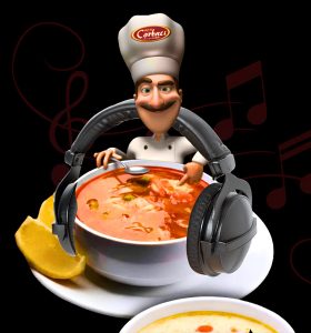 Suppenteller mit Kopfhörern und hinter dem Suppenteller ist ein Koch.