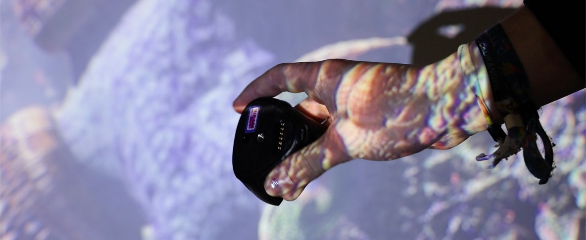 Eine Hand im Bild die einen Touch Designer hält.