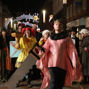 Eine Gruppe von Verkleideten Menschen läuft über die Straßen.