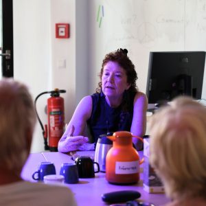 Dr. Ellen Pearlman sitzt vor einer gruppe von Leuten.